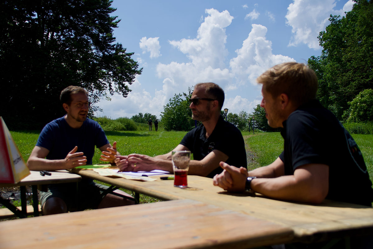 Führungskräfte im Coaching-Gespräch im Freien