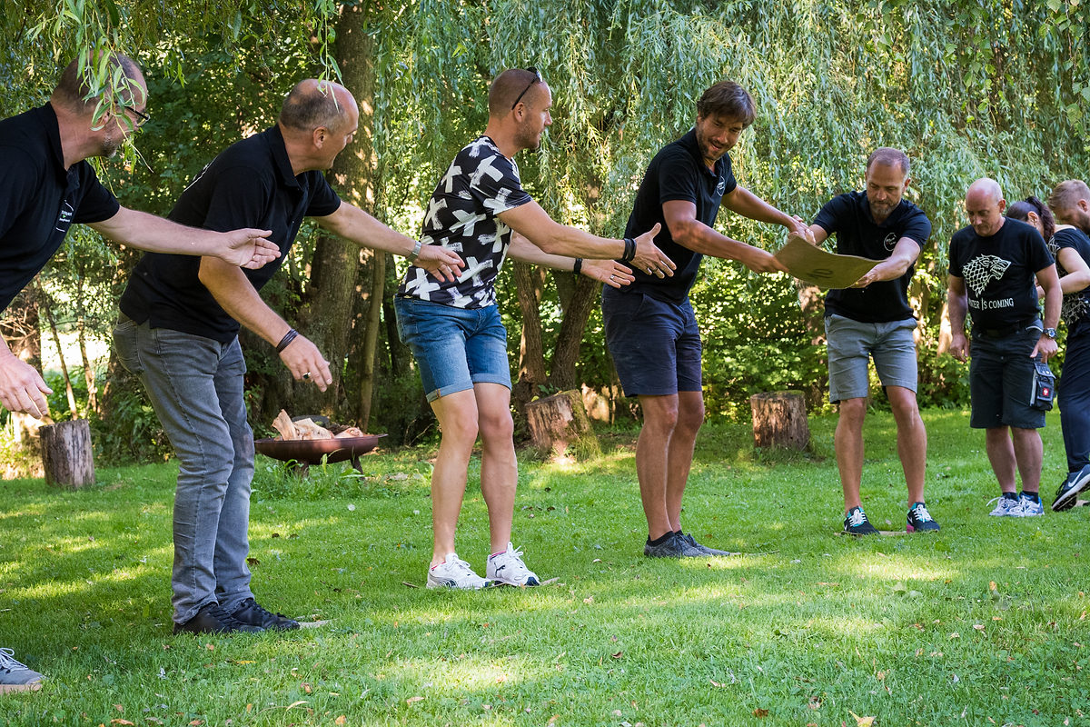Team bei einer Outdoor-Übung im Park